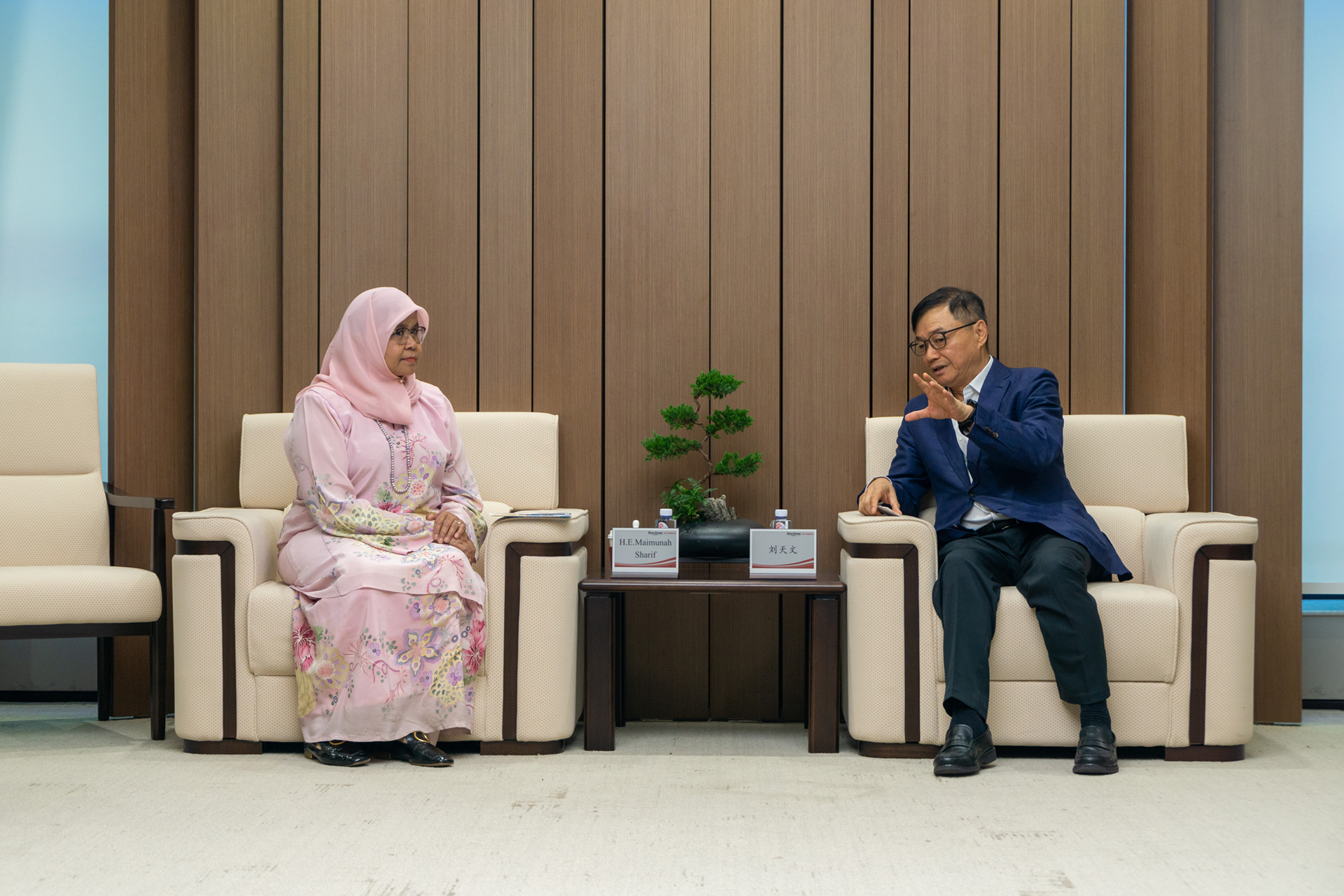 �Ž�������鳤���˾���ִ������л���Ůʿһ�е���7790�ط����Ŷ���